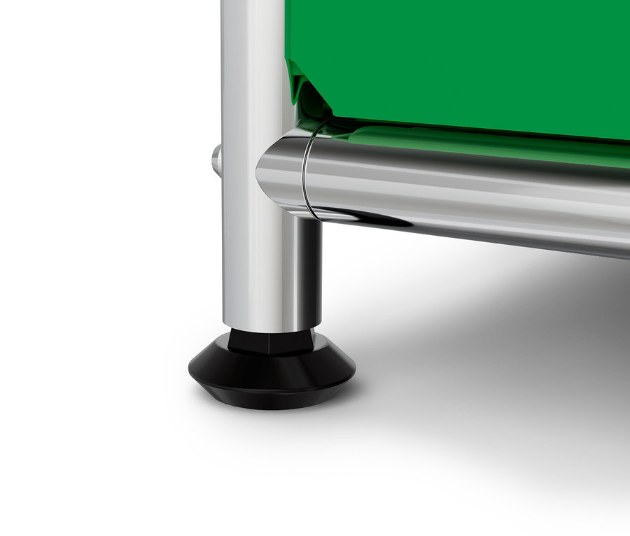 Króm láb részlete fekete talppal és zöld lappal, fehér háttérrel.