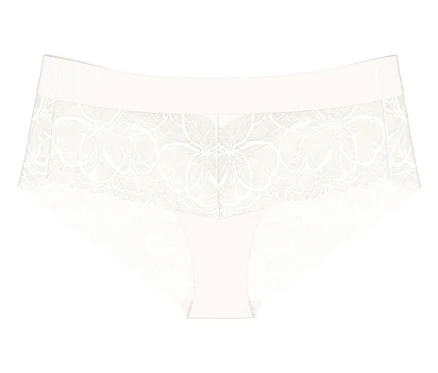 Fehér Triumph Body Makeup Illusion csipke alsó virágmintás csipkével.