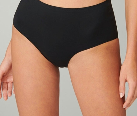 Közeli kép egy fekete, magas derekú bikini alsót viselő nőről.