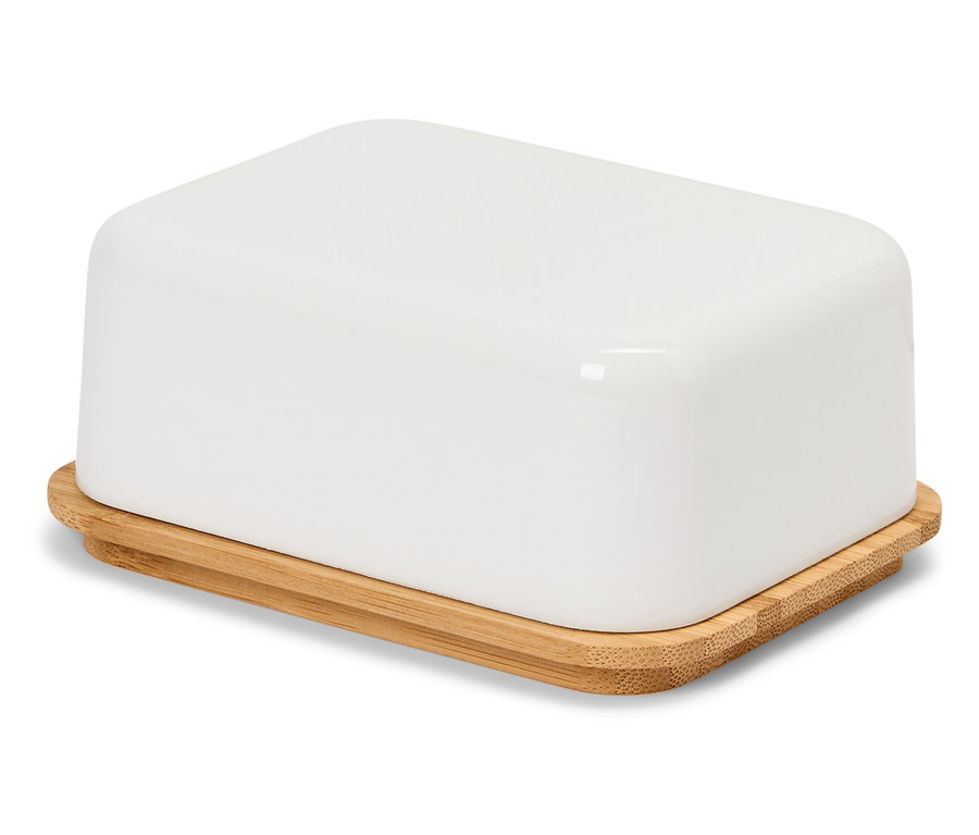 Egy fehér vajtartó bambusz fedővel egy fehér felületen.