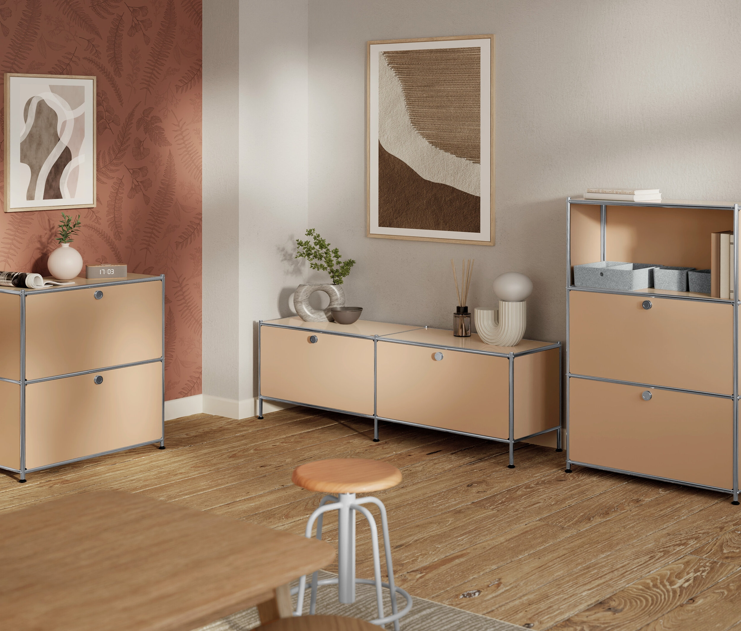 Nappali világosbarna moduláris tárolóegységekkel, világosbarna székkel, fapadlóval és absztrakt képekkel a falon.