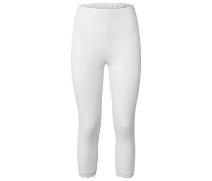 Fehér leggings csipkés szegéllyel.