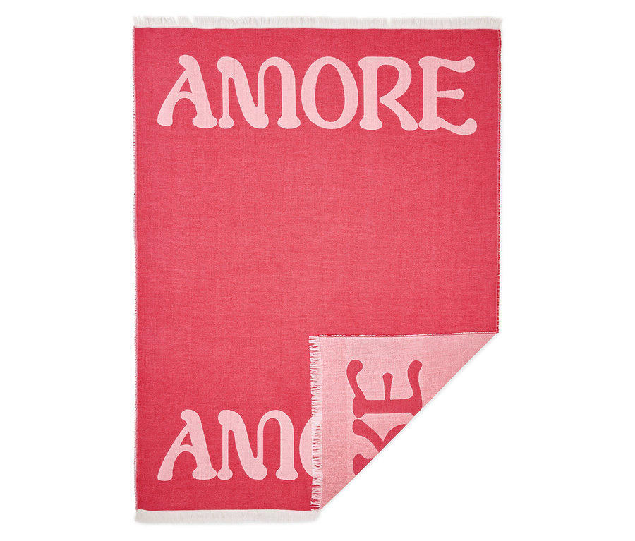 Piros takaró rózsaszín "AMORE" felirattal.