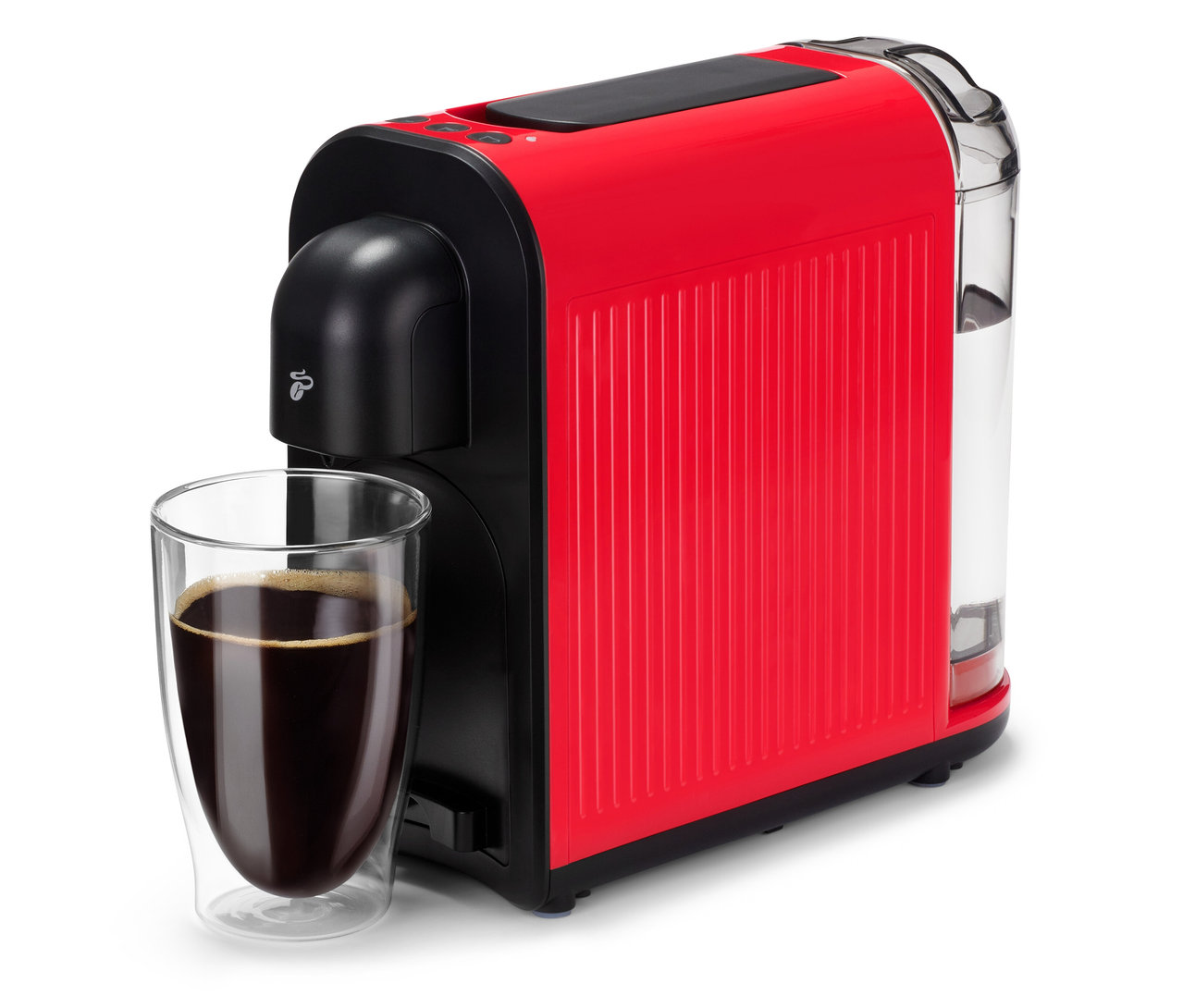 Egy piros Cafissimo now red kávéfőző egy pohár sötét kávé mellett áll.