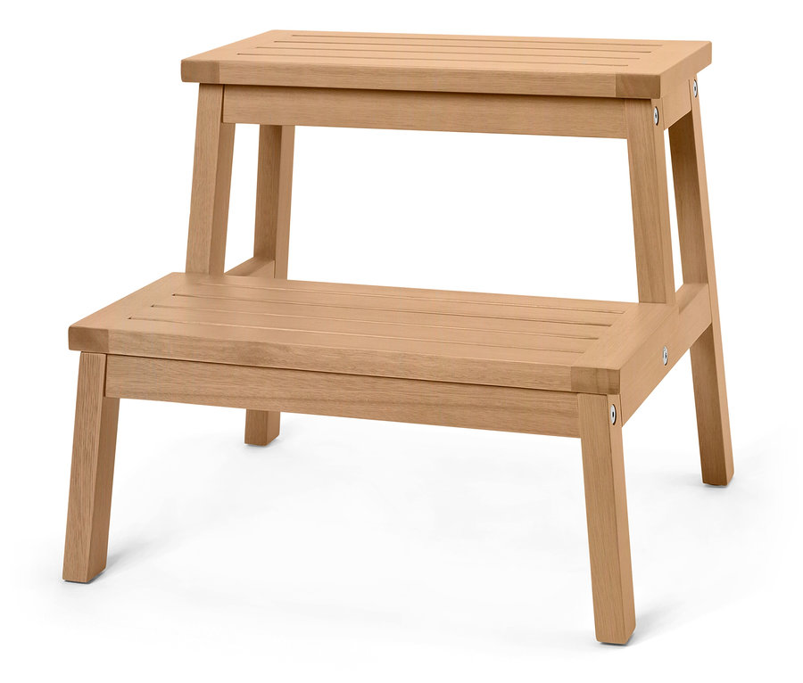 Egy világos fából készült, kétszintes fellépő fehér háttér előtt.