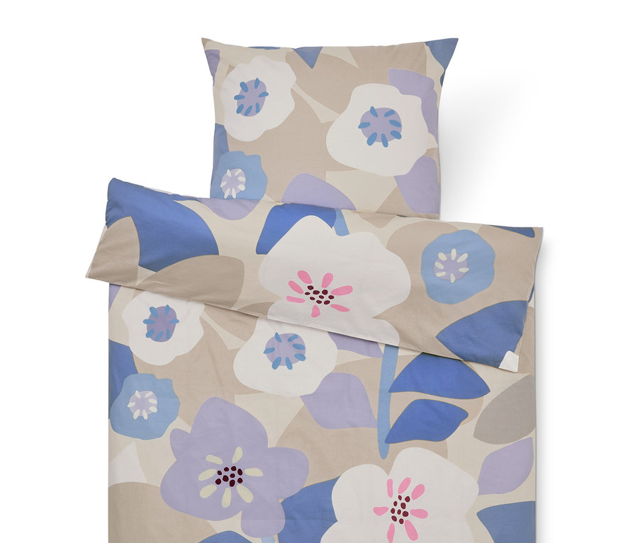 Virágmintás ágyneműgarnitúra bézs, lila és kék színekben, amely egy párnahuzatból és egy paplanhuzatból áll.