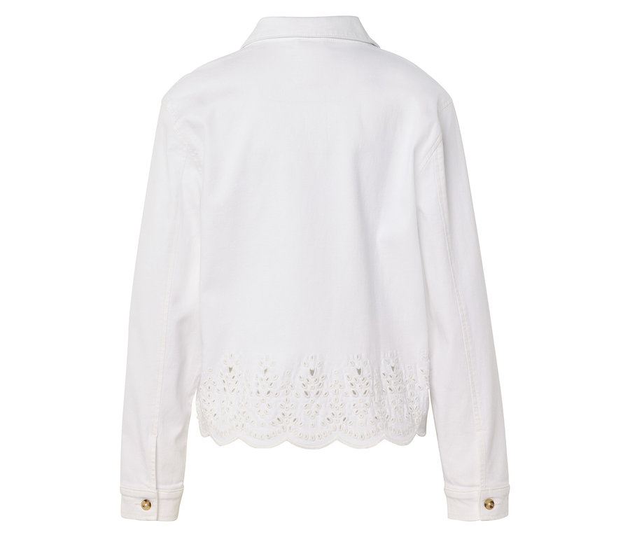 Hátulnézet egy fehér kabátról, melynek alján lyukasztott hímzés található.