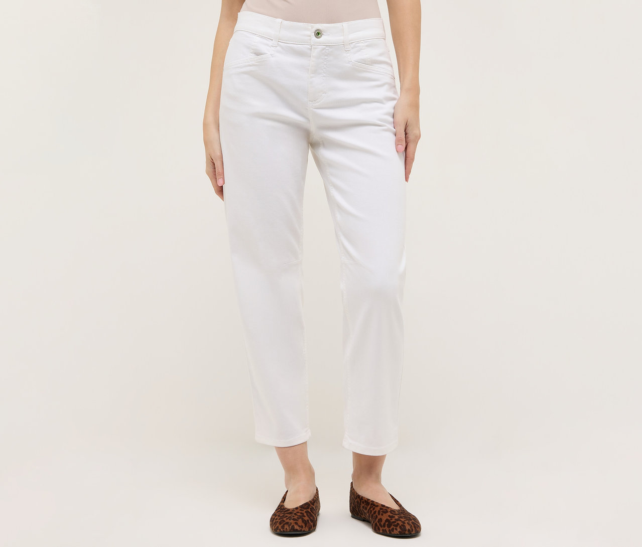 Nő visel fehér Angels Denim »Evy Cool« O alakú farmert és barna, állatmintás balerinacipőt világos háttér előtt.