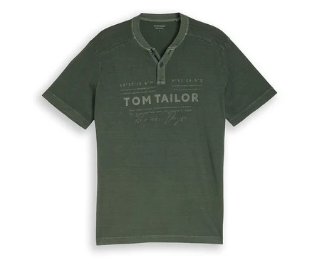 Sötétzöld Tom Tailor férfi henley felső logóval, laposan fektetve.