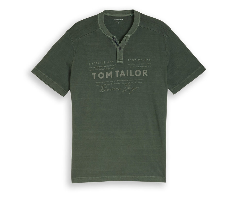 Sötétzöld Tom Tailor férfi henley felső logóval, laposan fektetve.