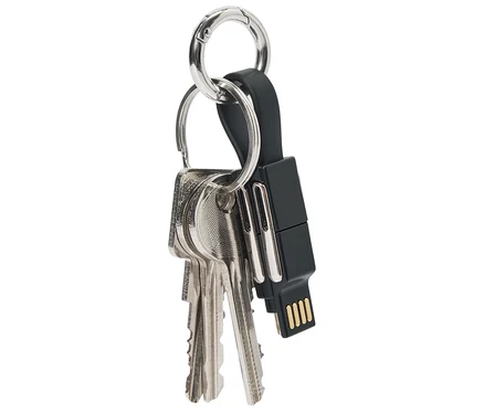 Kulcstartó három kulccsal és egy fekete USB-meghajtóval egy ezüst színű karikán.