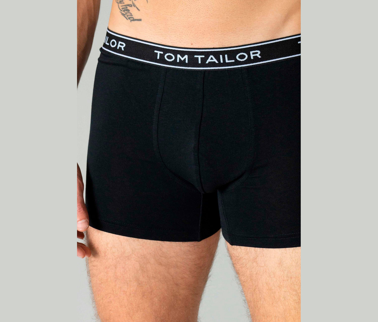 Közeli felvétel egy fekete Tom Tailor boxeralsót viselő férfiról.