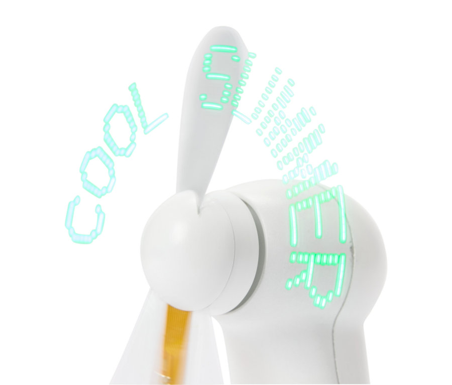Egy fehér mini ventilátor közeli képe, amely zöld "COOL" és "LED" feliratokat jelenít meg.