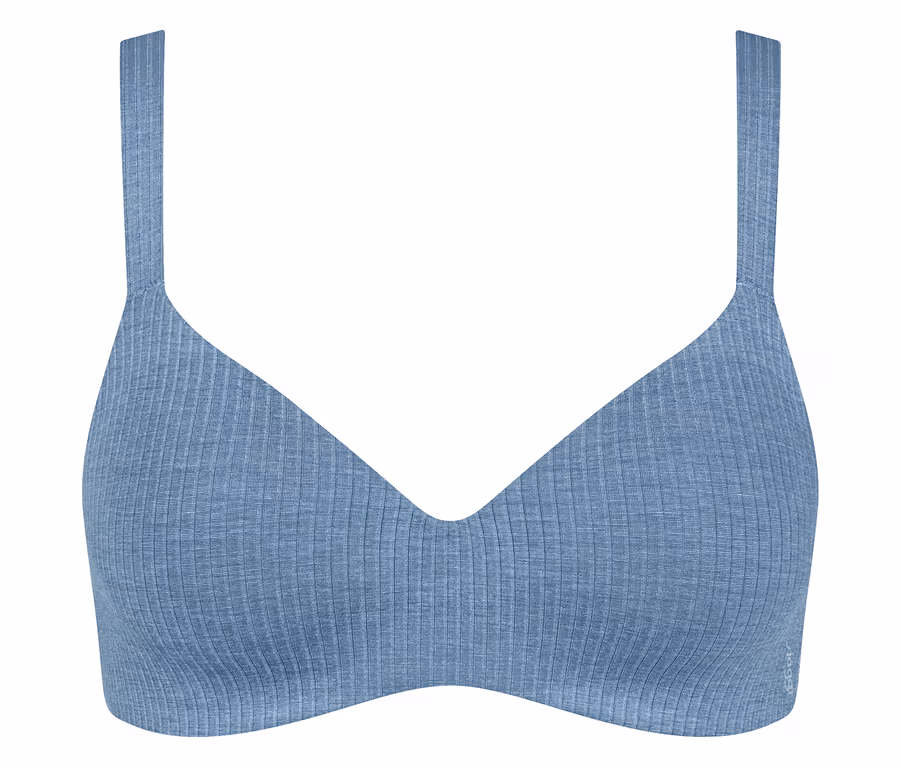 Világoskék, bordázott bralette vékony pántokkal és V-nyakkivágással, fehér háttér előtt.