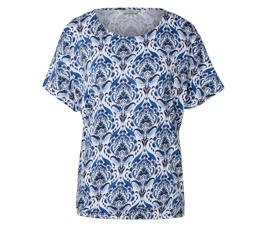 Egy fehér póló kék mintával.