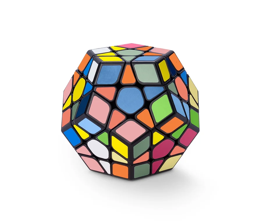 Egy színes Polygon Rubik-kocka fehér háttéren.