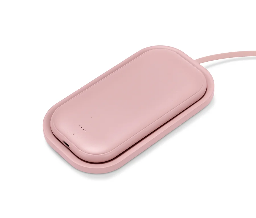 Rózsaszín vezeték nélküli powerbank töltővel fehér háttéren.
