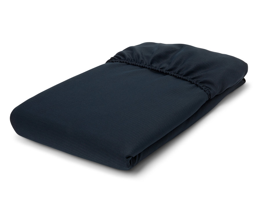 Összehajtott sötétkék gumis lepedő fehér háttérrel.