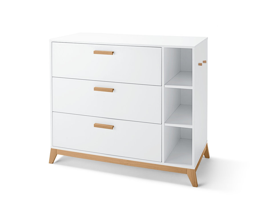 Fehér pelenkázó komód három fiókkal és nyitott polcokkal.