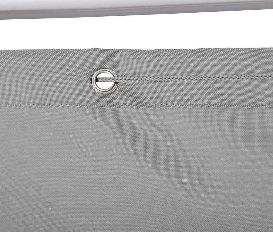 Egy szürke, erkélyre való belátásgátló és szélfogó részlete fém fűzőlyukkal és zsinórral.