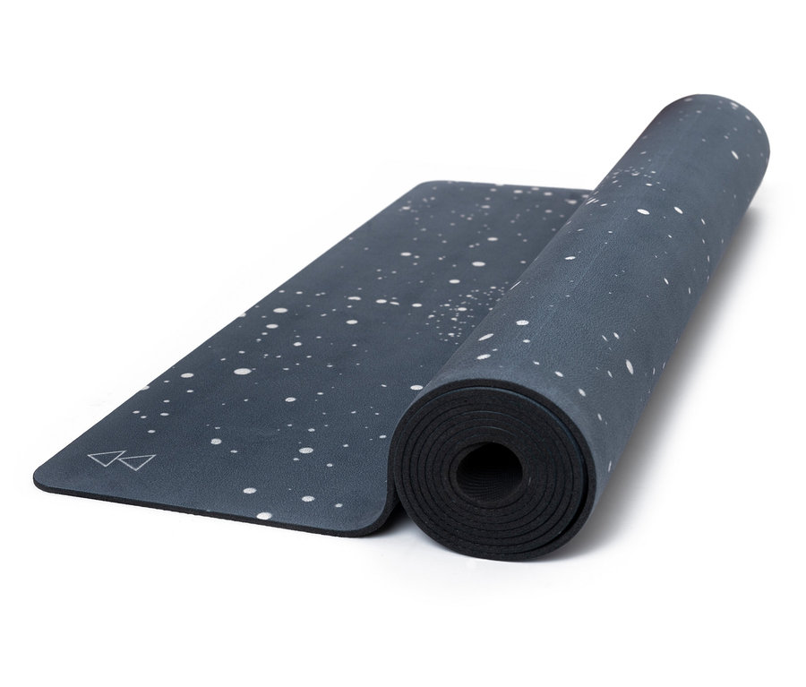 Egy részben feltekert szürke-fehér jógaszőnyeg.