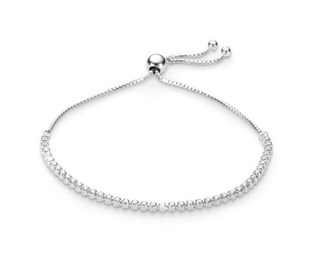 Ezüst karkötő cirkóniával, fehér háttérrel.