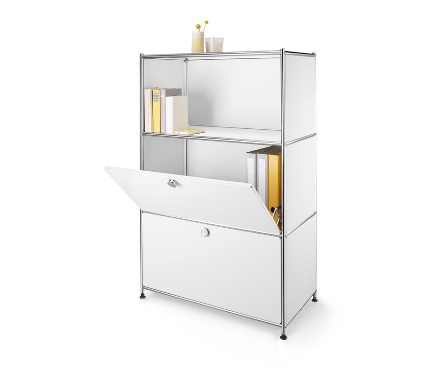 Fehér fémpolc 2 ajtóval, az egyik ajtó nyitva.