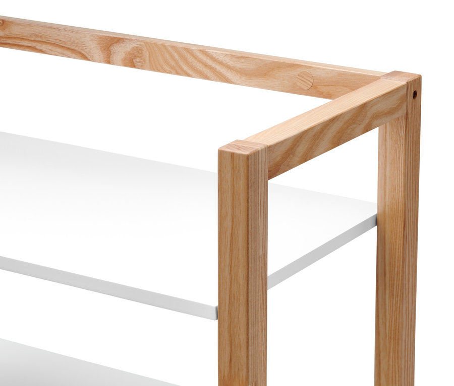 Könyvespolc részlete.