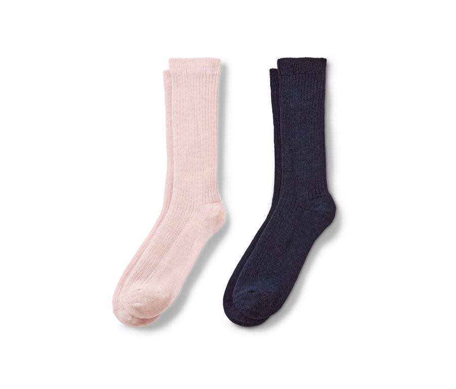 Két pár bordázott zokni, egy rózsaszín, egy sötétkék.