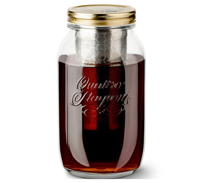 Egy Cold Brew készítő »BrewJar« itallal megtöltve, fehér háttér előtt.