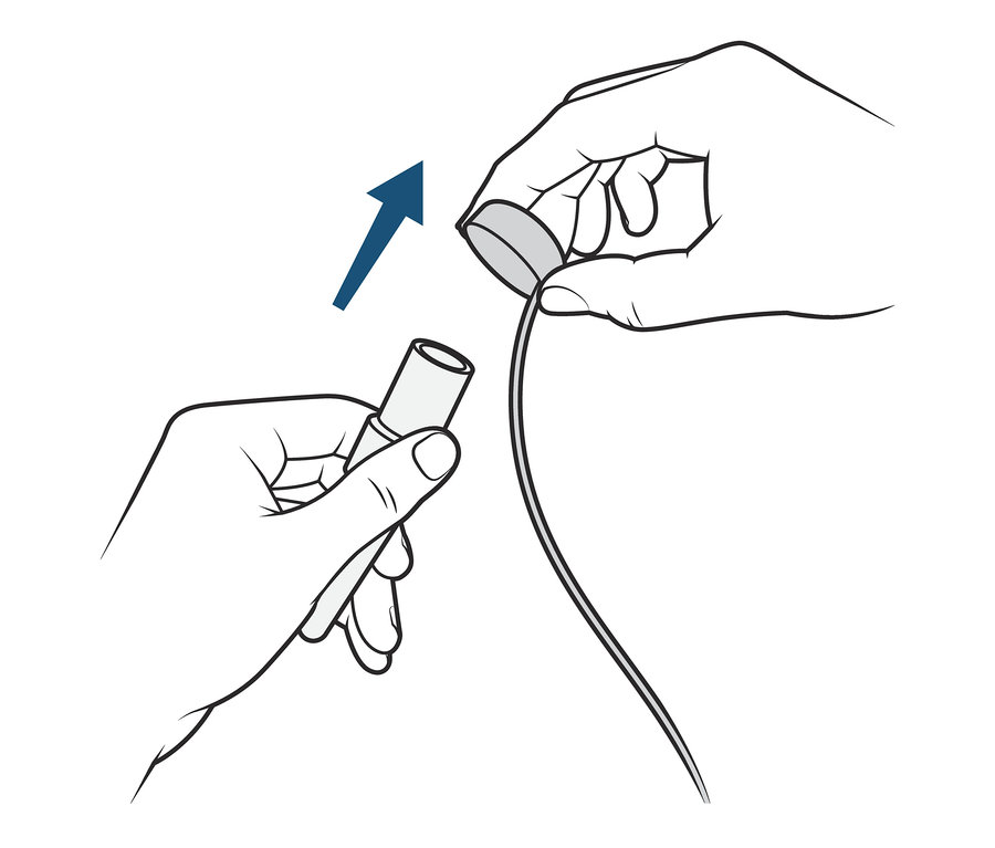 Kezek egy 3 automata öntöző szettet csatlakoztatnak egy öntözőtömlőhöz.