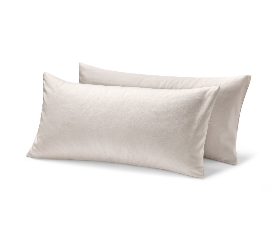 Két bézs pamutflanel párnahuzat egymáson.