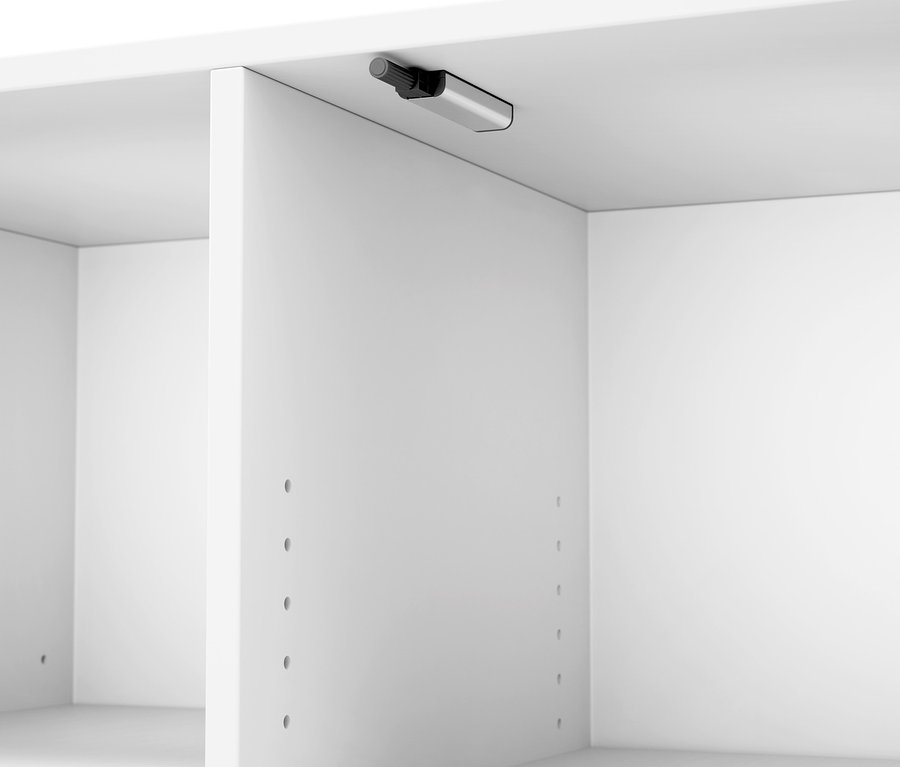 Egy fehér szekrény belső terének részletfotója.