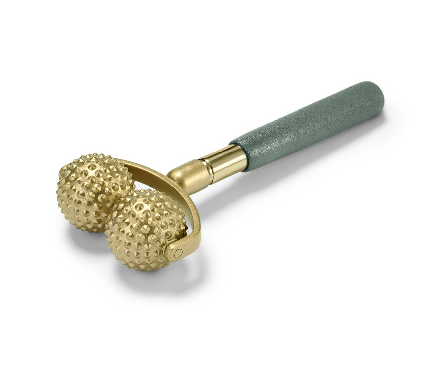 Egy arany teleszkópos masszázsgörgő olívazöld fogantyúval fehér háttéren.