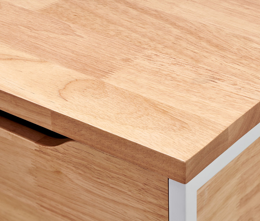 Közelkép egy fiókos cipőspolcról.