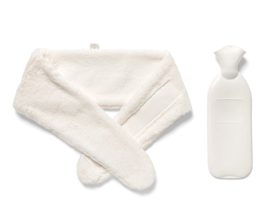 Fehér melegvizes palack és plüss pánt.