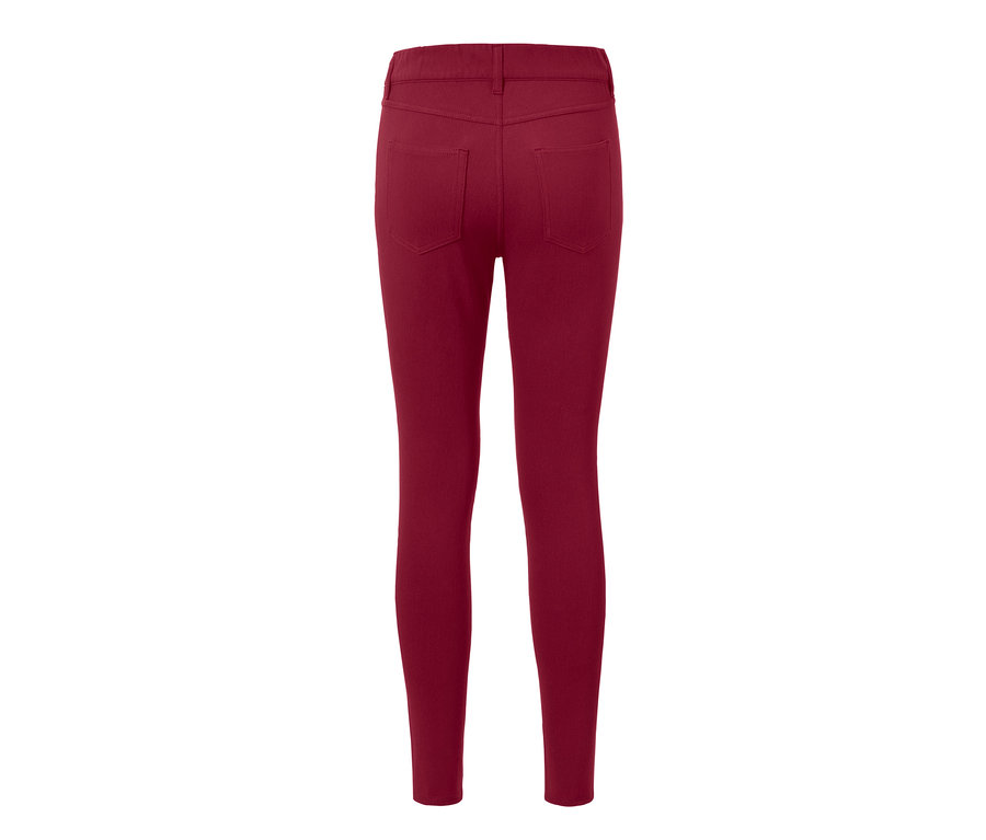 Egy piros jeggings részletes hátsó nézete.