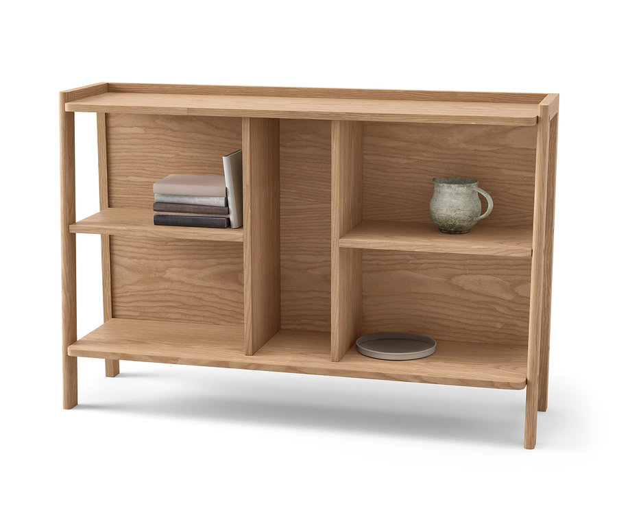 Barna fa komód könyvekkel, bögrével és tányérral.