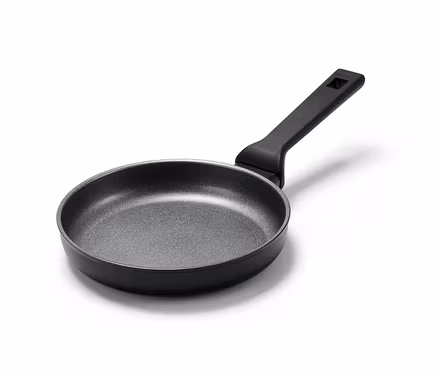 Egy kb. 20 cm átmérőjű profi alumínium serpenyő fehér háttérrel.