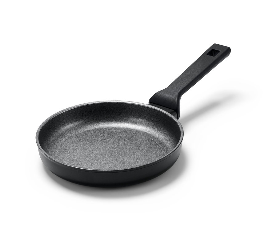 Egy kb. 20 cm átmérőjű profi alumínium serpenyő fehér háttérrel.