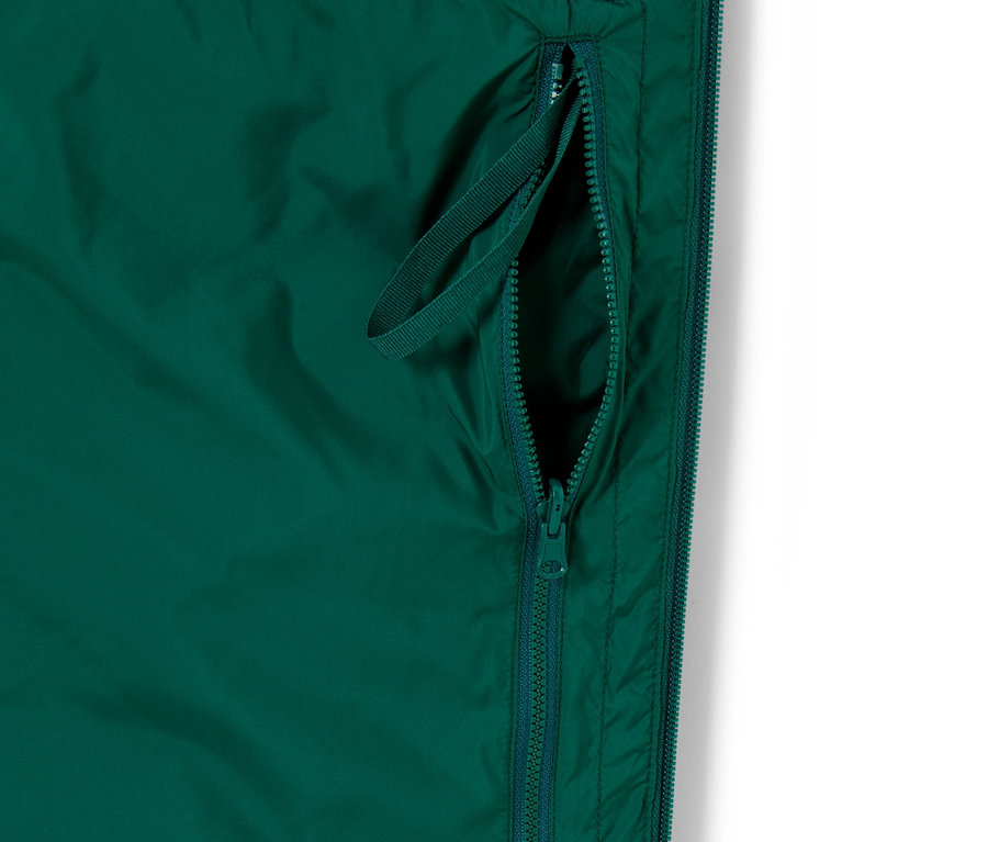 Egy zöld színű Férfi steppelt mellény, összehajtható, zöld részletfotója cipzárral és hurokkal.