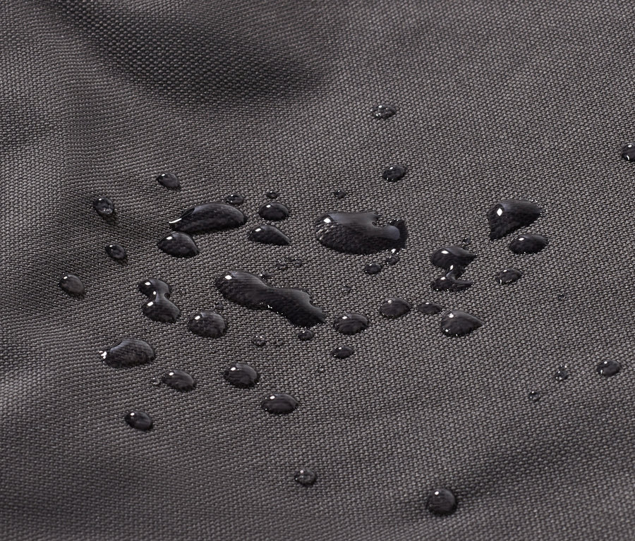 Közeli kép egy fekete szövetről vízcseppekkel.