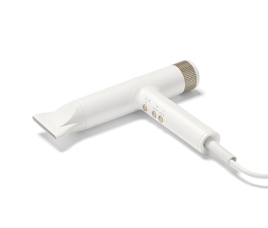 Egy fehér prémium hajszárító új szárítási technológiával, fehér háttérrel.