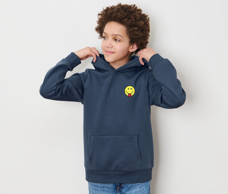 Fiú igazítja a kapucniját a »Smiley« kapucnis gyerek felsőn.