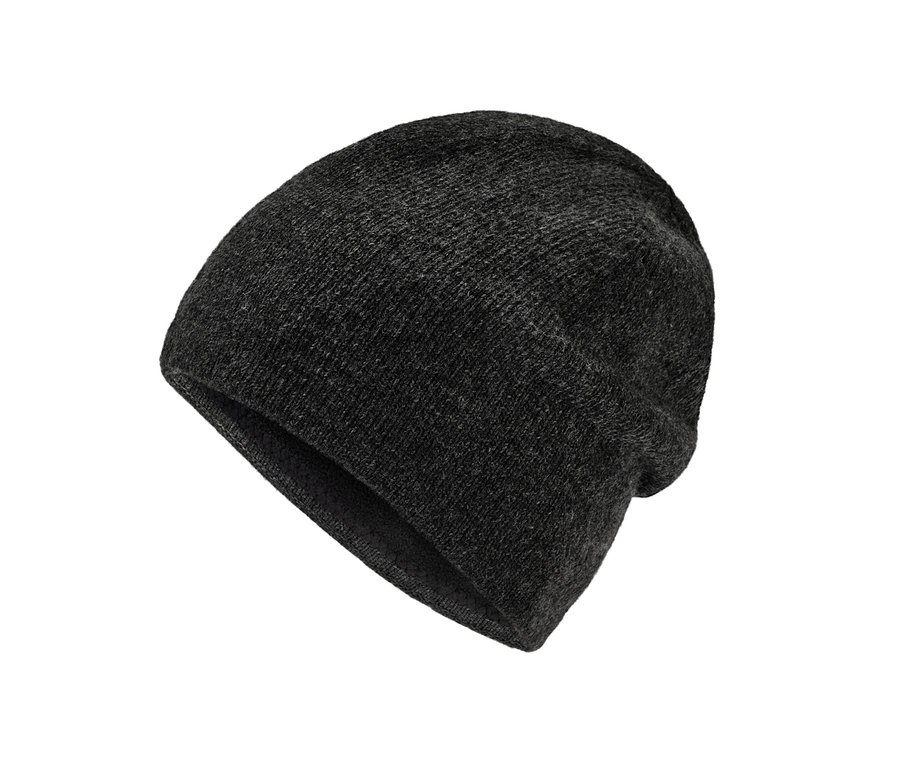 Egy melírozott szürke kötött sapka részlete.