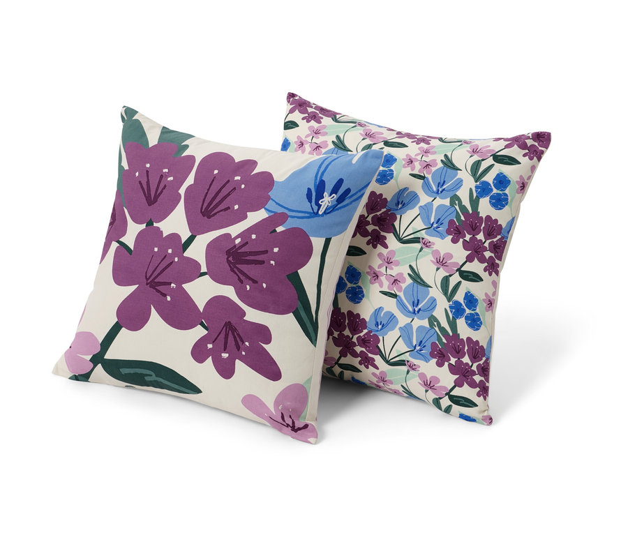 Két virágmintás díszpárnahuzat.