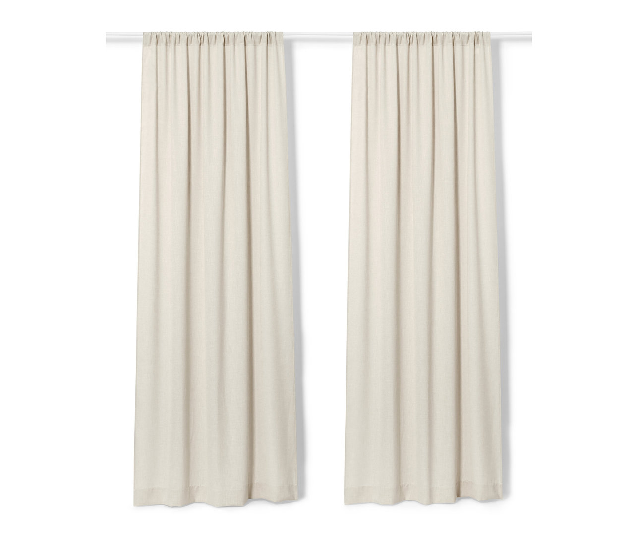 Két bézs színű függöny lóg egy fehér rúdon.