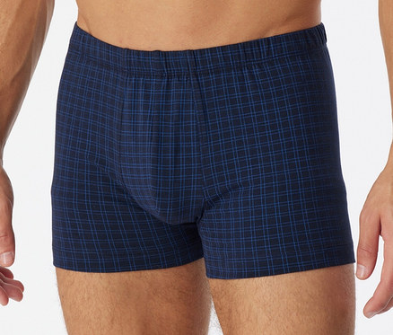 Férfi kockás SCHIESSER sortot visel.