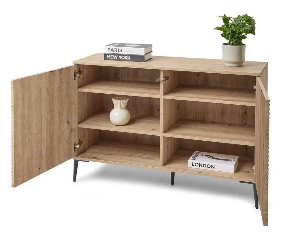 Komód hat polccal és egy nyitott ajtóval.