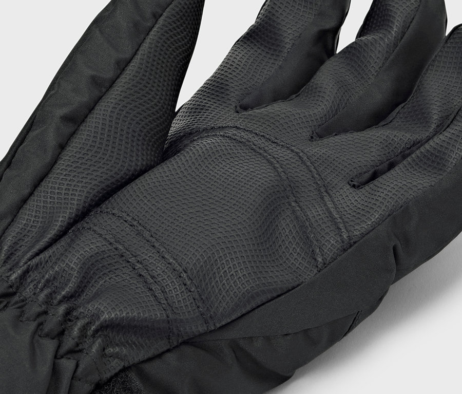 Egy fekete kesztyű közeli képe texturált tenyérrel.